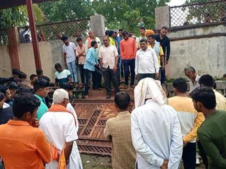 Hingoli News 12 year old boy died after iron gate fell in Nagnath temple area of Hingoli Hingoli News : हिंगोलीच्या नागनाथ मंदिर परिसरातील लोखंडी गेट पडून 12 वर्षीय मुलाचा मृत्यू