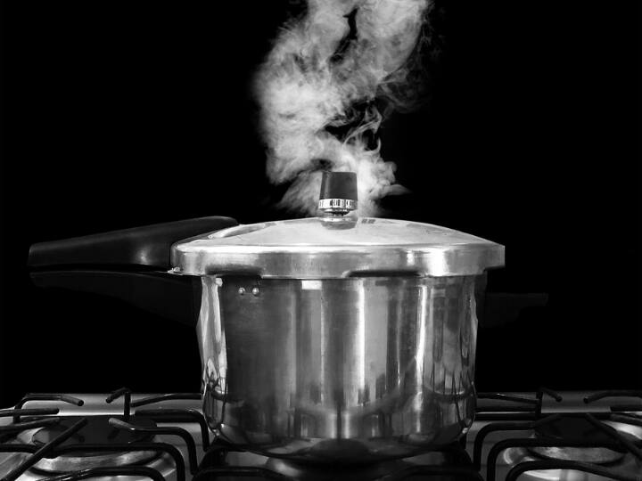 Never Cook These Food In Pressure Cooker Know Why प्रेशर कुकर में