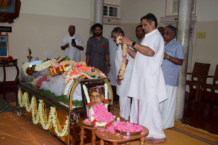 मुख्यमंत्री एकनाथ शिंदे, उपमुख्यमंत्री देवेंद्र फडणवीस आणि अजित पवारही देवी हे अंत्यदर्शन घेतले.