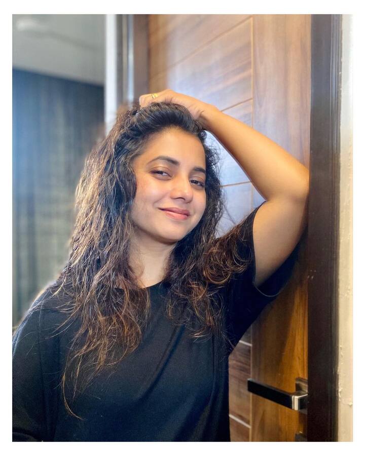 टॅटूचा फोटो सायलीनं सोशल मीडियावर शेअर केला होता. या फोटोला तिनं कॅप्शन दिलं, 'हे तुमच्यासाठी बाबा'