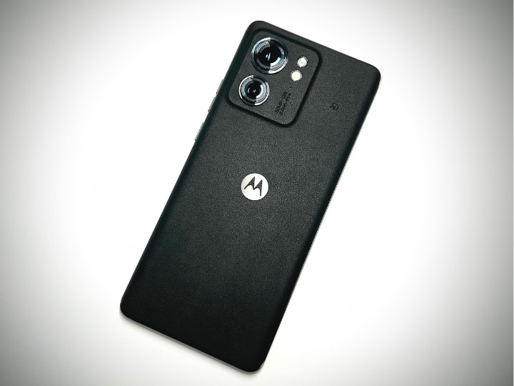 Moto Edge 40: इस स्मार्टफोन की कीमत 29,999 रुपये है. इसमें आपको MediaTek Dimensity 8020 प्रोसेसर, 4400 एमएएच की बैटरी,6.55 इंच की डिस्प्ले और 50+13MP का ड्यूल कैमरा सेटअप मिलता है. फ्रंट में सेल्फी और वीडियो कॉलिंग के लिए 32MP का कैमरा कंपनी देती है. स्मार्टफोन को आप फ्लिपकार्ट से ब्लैक, ब्लू, ग्रीन और मैजेंटा कलर में खरीद सकते हैं.