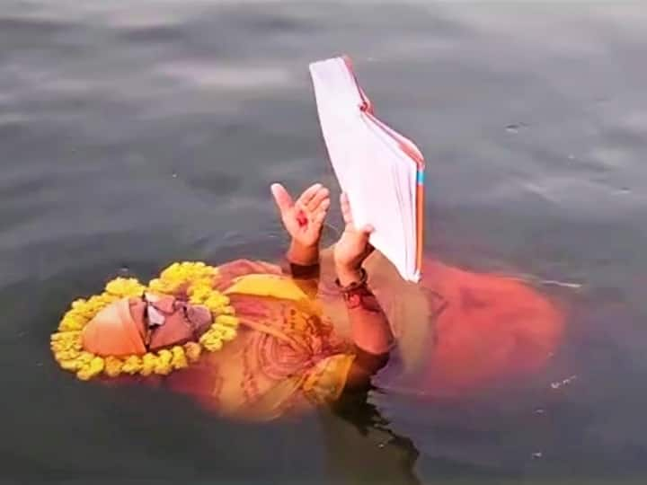 Ashok Dayma reciting Ramayana Sunderkand Hanuman Chalisa for 6 years in Narmada Khargone MP ann MP News: अद्भुत भक्ति का संगम! नर्मदा की गोद में लेट साधु 6 सालों से कर रहे नर्मदा की आराधना