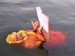 मध्य प्रदेश: अद्भुत भक्ति का संगम! नर्मदा की गोद में लेट साधु 6 सालों से कर रहे नर्मदा की आराधना