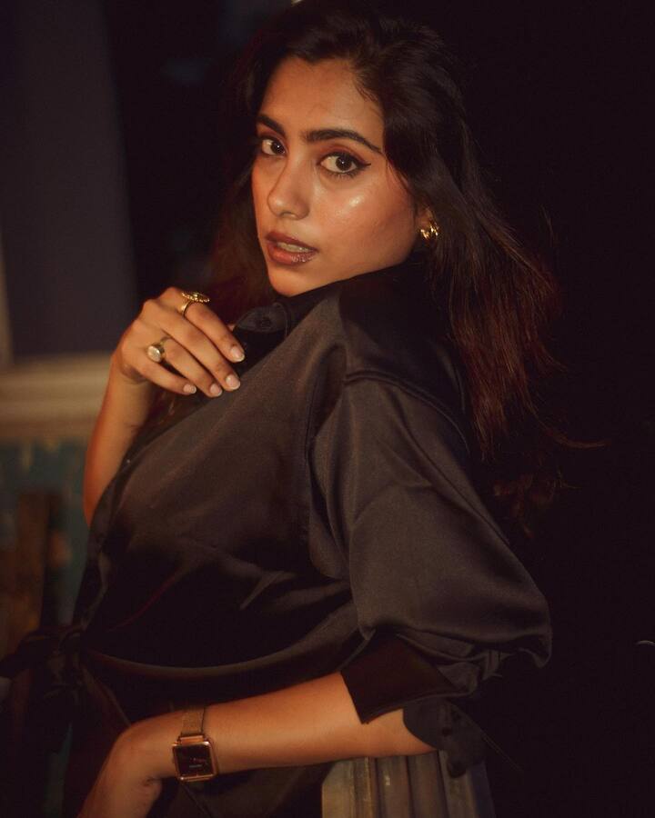 सखीनं टॅटूचा फोटो शेअर करुन कॅप्शनमध्ये लिहिलं, 'कुसुमाग्रजांच्या कवितेतील ओळी बाबांनी लिहिलेल्या शेवटच्या ओळी होत्या. त्याने आमच्या घराच्या दाराच्या मागच्या बाजूला लिहिले. जेव्हा आम्ही घराचे renovation केले तेव्हा माझ्या आईने तो दरवाजाचा तुकडा कापायला लावला. माझ्याकडे अजूनही तो तुकडा आहे.'