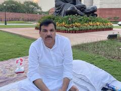 राज्यसभा से संजय सिंह का निलंबन, खुले आसमान के नीचे विपक्षी सांसदों ने काटी रात, देखें तस्वीरें