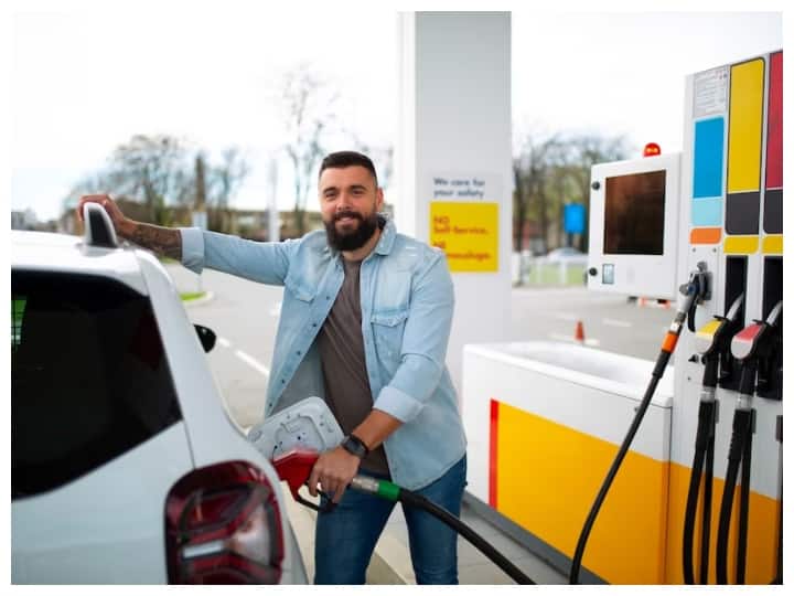 Petrol Pump Fuel Saving Trick: कई लोगों को मानना होता है कि अगर 100 रुपये की जगह 110 रुपये का पेट्रोल भरवाते हैं तो ज्यादा पेट्रोल आता है और पेट्रोल पंप वाले इसमें बेइमानी नहीं कर पाते हैं.
