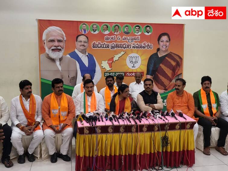 Purandeshwari made it clear that the BJP is committed to the policy of Amaravati as the sole capital of AP. AP BJP :   అమరావతే  రాజధాని - అదే బీజేపీ విధానమన్న పురందేశ్వరి !