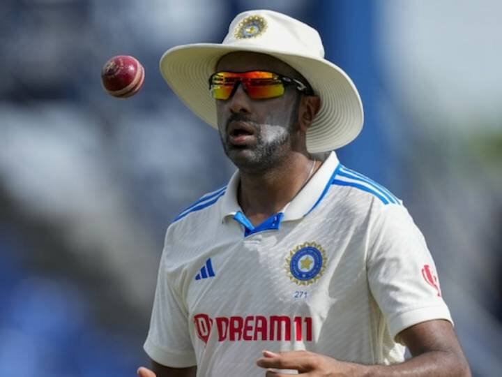 रविचंद्रन अश्विन का गेंद से इस साल टेस्ट में शानदार प्रदर्शन देखने को मिला है. अश्विन ने 6 मैचों में 16.43 के औसत से कुल 40 विकेट हासिल किए हैं. इस दौरान उन्होंने 4 बार एक पारी में 5 जबकि 1 बार मैच में 10 विकेट भी हासिल किए हैं.