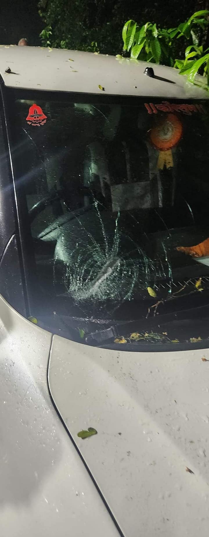 सलग दुसऱ्या दिवशी गावगुंडांचा हैदोस पाहायला मिळाला.