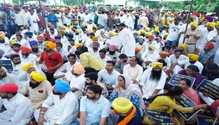 AAP leaders protest in Chandigarh against Manipur incident, demand dismissal of Biren Singh government AAP Leaders Protest: 'ਆਪ' ਆਗੂਆਂ ਨੇ ਮਨੀਪੁਰ ਦੀ ਘਟਨਾ ਦੇ ਖਿਲਾਫ ਚੰਡੀਗੜ੍ਹ 'ਚ ਕੀਤਾ ਪ੍ਰਦਰਸ਼ਨ, ਬੀਰੇਨ ਸਿੰਘ ਸਰਕਾਰ ਨੂੰ ਬਰਖਾਸਤ ਕਰਨ ਦੀ ਕੀਤੀ ਮੰਗ