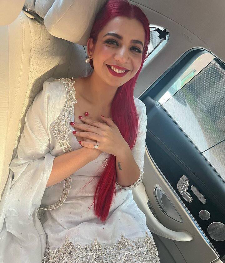 ਜੈਸਮੀਨ ਅੱਗੇ ਬੋਲੀ, 'ਇਸ ਹਫਤੇ ਮੈਂ ਸਭ ਕਲੀਅਰ ਦਿਖਾਈ ਦੇਣ ਲਈ ਪ੍ਰਾਰਥਨਾ ਕਰਦੀ ਹਾਂ। ਮੈਨੂੰ ਜ਼ਿੰਦਗੀ 'ਚ ਸਹੀ ਫੈਸਲੇ ਲੈਣ ਲਈ ਮਾਰਗਦਰਸ਼ਨ ਕਰੋ। ਮੇਰੇ ਅੰਦਰੋਂ ਮੈਂ ਕੱਢ ਦਿਓ। ਮੈਂ ਆਪਣੇ ਦਿਮਾਗ਼ 'ਚ ਤਸਵੀਰ ਬਣਾ ਲੈਂਦੀ ਹਾਂ ਅਤੇ ਫਿਰ ਉਹੀ ਸਭ ਸੋਚਦੀ ਰਹਿੰਦੀ ਹਾਂ। ਪਿਛਲੇ ਦਹਾਕੇ 'ਚ ਮੈਂ ਬਹੁਤ ਸਾਰੇ ਗੀਤ ਲਿਖੇ, ਜੋ ਕਿ ਮੈਨੂੰ ਖੁਦ ਨੂੰ ਪਤਾ ਸੀ ਕਿ ਲੋਕਾਂ ਨੂੰ ਸੁਣਨ 'ਚ ਚੰਗੇ ਨਹੀਂ ਲੱਗਣਗੇ।