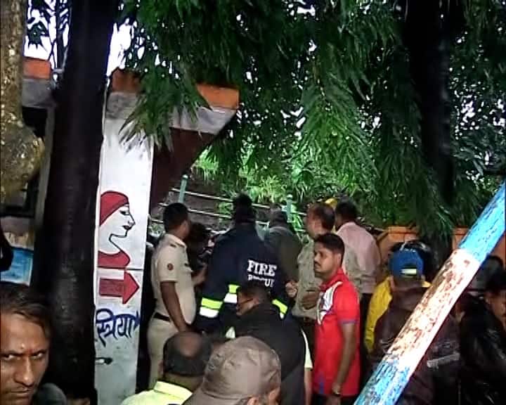 kolhapur khasbag ground wall collapsed one woman died rain marathi news Kolhapur : कोल्हापुरात खासबाग मैदानाची भिंत कोसळली, एका महिलेचा ढिगाऱ्याखाली सापडून मृत्यू 