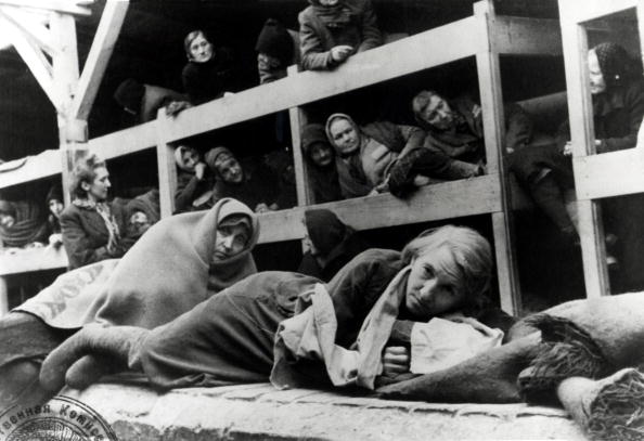 ఆష్విట్జ్ వద్ద బ్యారక్స్‌లో మహిళలు.  1945లో శిబిరం నుండి విముక్తి పొందిన సమయంలో ఒక రష్యన్ ఫోటోగ్రాఫర్ తీసిన చిత్రం (మూలం: గెట్టి)