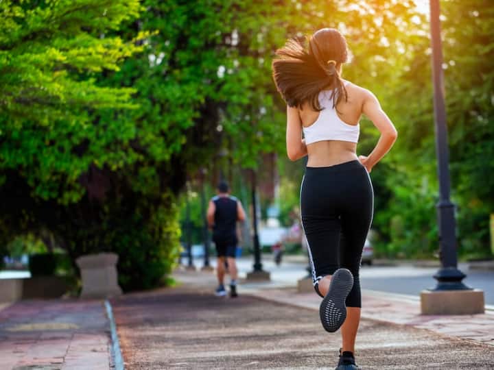 Morning Walk: सुबह की सैर पर जाने के कई जबरदस्त फायदे हैं. वजन घटाने से लेकर ब्लड प्रेशर और ब्लड शुगर लेवल को कंट्रोल करने तक, मॉर्निंग वॉक से आपकी सेहत को कई लाभ मिल सकते हैं.