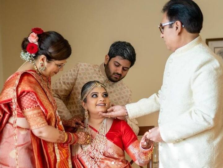 दिलीप जोशी की पत्नी जयमाला लाइमलाइट से कोसो दूर रहती हैं और वे हाउस वाइफ हैं. दिलीप जोशी और दया के दो बच्चें है नियति और ऋत्विक जोशी है. हाल ही में दिलीप ने अपनी बेटी नियति की ग्रैंड वेडिंग की थी.