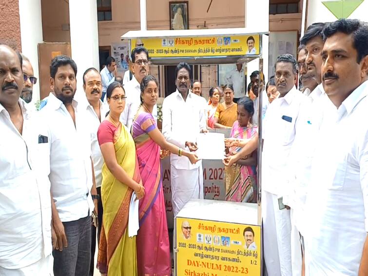 Mayiladuthurai news Sirkazhi municipality is accused of helping small traders TNN Mayiladuthurai: எம்எல்ஏ வழங்கிய தள்ளுவண்டிகளுக்கு நகராட்சி ஊழியர்கள் கையூட்டு பெற்றதாக  வியாபாரிகள் புகார்