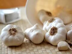 Garlic benefits: ਖਾਲੀ ਪੇਟ ਲਸਣ ਖਾਣ ਨਾਲ ਸਰੀਰ ਨੂੰ ਹੁੰਦੇ ਇਹ ਫਾਇਦੇ, ਪਰ ਇਨ੍ਹਾਂ ਲੋਕਾਂ ਨੂੰ ਕਰਨਾ ਚਾਹੀਦਾ ਪਰਹੇਜ਼