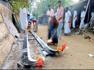 Madurai: சிங்கம்புணரியில் இருந்து அழகர்கோயில் கருப்பணுக்கு 450 கிலோவில், 18.5 அடி உயரத்தில் வீச்சரிவாள்