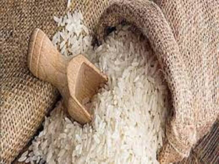 People buy rice in America supermarket  after india ban export America: இந்தியா செய்த ஒரு காரியம்.. உலக நாடுகளை அச்சுறுத்தும் அரிசி தட்டுப்பாடு.. அமெரிக்காவும் பரிதவிப்பு!