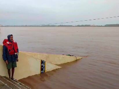 IMD Issues Red Alert For Telangana Till Thursday As Rain Continues To Lash Monsoon News Heavy Rainfall Flash Flood IMD Issues Red Alert For Telangana Till Thursday As Rain Continues To Lash
