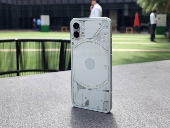 Nothing Phone 1: ये भी इस प्राइस ब्रैकेट में अच्छा स्मार्टफोन है. अपडेट आने के बाद ये स्मार्टफोन पहले से बेहतर हो गया है. Nothing Phone 1 में 6.55 इंच की डिस्प्ले, 50+50MP का ड्यूल कमेरा सेटअप, फ्रंट में 16MP का कैमरा,4500 एमएएच की बैटरी Qualcomm Snapdragon 778G+ प्रोसेसर और ग्लिफ़ इंटरफेस मिलता है. मोबाइल फोन की कीमत फ्लिपकार्ट पर 28,999 रुपये है.