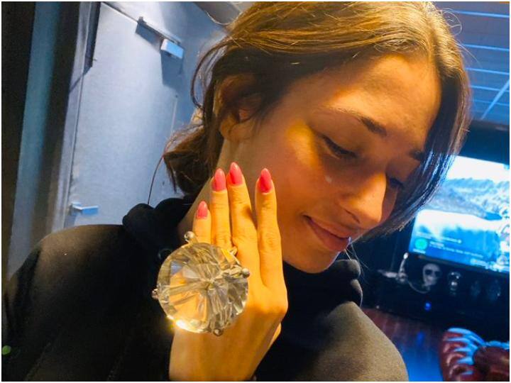 Tamannaah Bhatia breaks silence on having world fifth most expensive diamond ring denies getting gift from Ram charan wife Upasana क्या Tamannaah Bhatia के पास है दुनिया की पांचवीं सबसे महंगी हीरे की अंगूठी? एक्ट्रेस ने अब रूमर्स पर तोड़ी चुप्पी, बताया सच