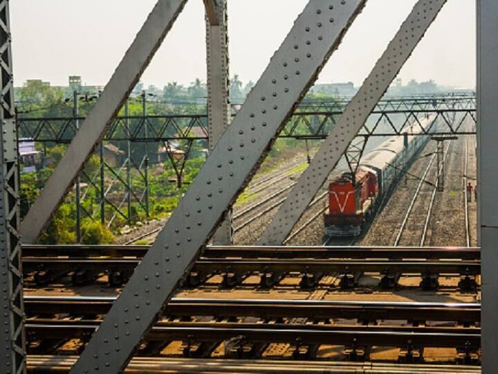 लोकलने प्रवास करणाऱ्या प्रवाशांना यूटीएस अॅपमधून तिकीट काढता आलं