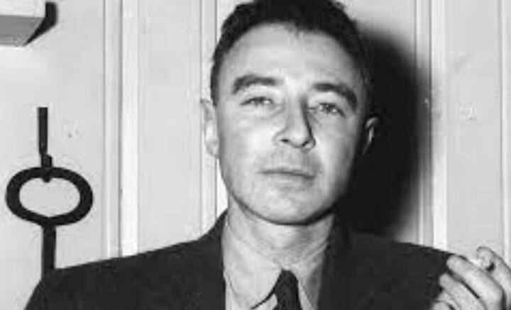 জন্মসূত্রে ইহুদি ছিলেন অপেনহাইমার। বাবা ছিলেন জার্মান। অভিবাসী হিসেবে প্রবেশ আমেরিকায়। তবে আমেরিকাতেই জন্ম অপেনহাইমারের। আমেরিকার পরমাণু বোমা তৈরির স্বপ্নকে বাস্তবায়িত করেন তিনি নিজেহাতে।