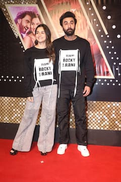 फिल्म नहीं देखी! पर Alia Bhatt संग 'रॉकी और रानी...' को प्रमोट करने पहुंचे पति Ranbir Kapoor, देखें तस्वीरें