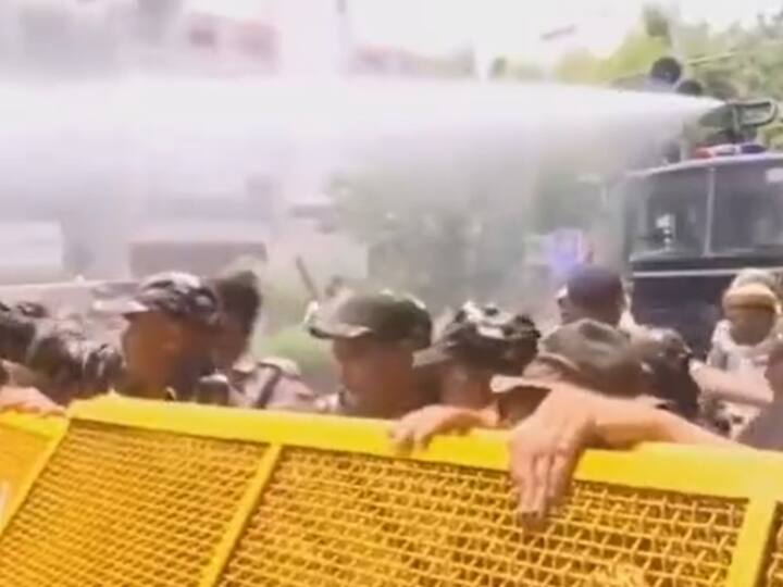 Water Cannon Used On BJP Workers Protesting Against Delhi CM Kejriwal WATCH: Water Cannon Used On BJP Workers Protesting Against Delhi CM Kejriwal