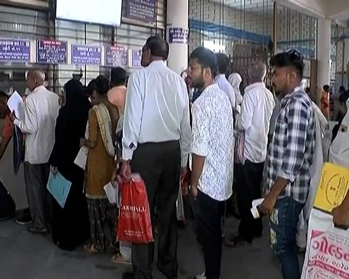 Vadodara: Central Gujarat's largest SSG hospital overflows with patients outbreak after rains Vadodara: મધ્ય ગુજરાતની સૌથી મોટી એસએસજી હોસ્પિટલ દર્દીઓથી ઉભરાઈ, વરસાદ બાદ ફાટી નીકળ્યો રોગચાળો