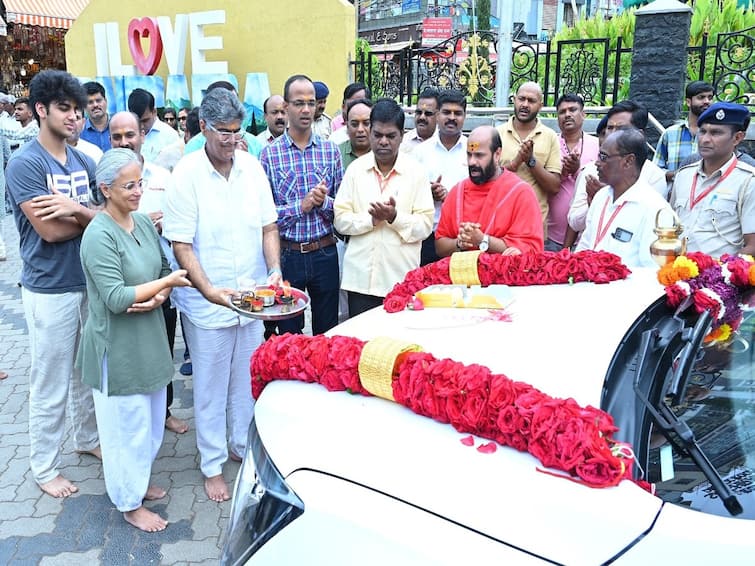 maharashtra news Ahmednagar news Mahindra company offered an XUV car worth 31 lakhs to Saibaba mandir shirdi Mahindra Saibaba : महिंद्रा कंपनीकडून साईचरणी 31 लाखांची एक्‍सयूव्ही कार अर्पण, संस्थानाला आतापर्यंत 14 गाड्यांचे दान 