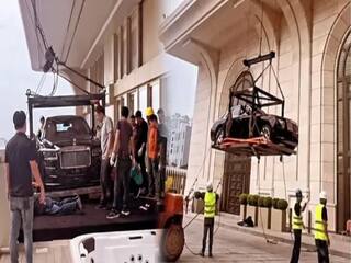 A businessman who lifted a car worth Rs 3.2 crore to the 44th floor ரூ.3.2 கோடி மதிப்புடைய ரோல்ஸ் ராய்ஸ் கார்... 44-வது தளத்தில் நிறுத்தியுள்ள கோடீஸ்வரர்.. என்ன காரணம்