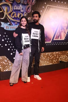 फिल्म नहीं देखी! पर Alia Bhatt संग 'रॉकी और रानी...' को प्रमोट करने पहुंचे पति Ranbir Kapoor, देखें तस्वीरें