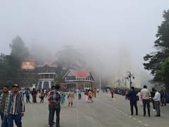 Shimla: 'पहाड़ों की रानी' शिमला का नजारा मोह लेगा आपका मन, देखें धुंध की आगोश में डूबे शहर की खूबसूरत तस्वीरें