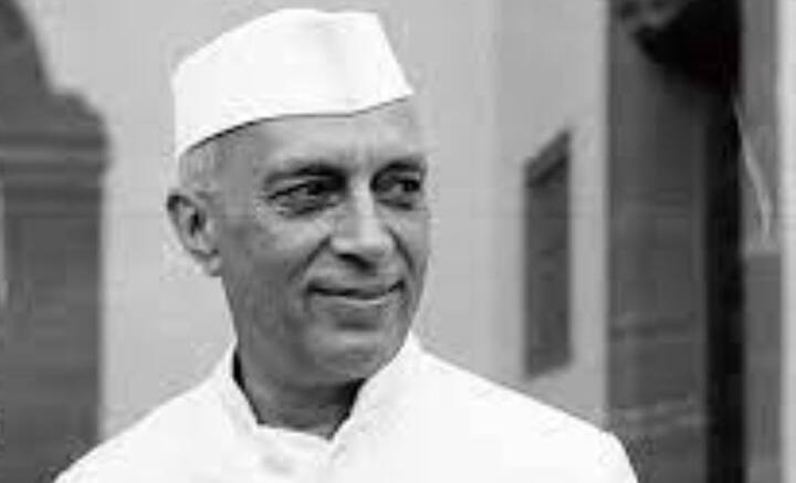 কিন্তু ভারতের প্রথম প্রধানমন্ত্রী, নেহরুর অনুরোধ ফিরিয়ে দেন অপেনহাইমার। জানান, নিজেকে নির্দোষ প্রমাণ না করে আমেরিকা থেকে একচুলও নড়বেন না তিনি। শেষ পর্যন্ত নিজেকে নির্দোষ প্রমাণ করতে সক্ষম হন অপেনহাইমার।