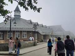 Shimla: 'पहाड़ों की रानी' शिमला का नजारा मोह लेगा आपका मन, देखें धुंध की आगोश में डूबे शहर की खूबसूरत तस्वीरें