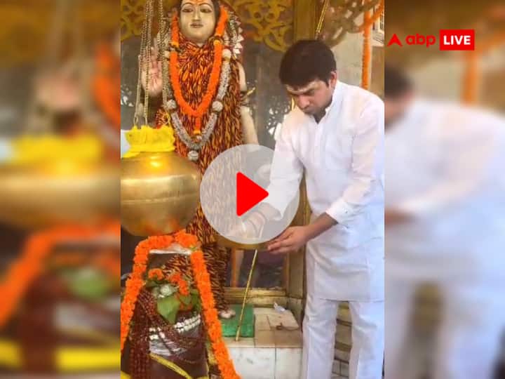 RJD leader Tej Pratap Yadav worshiping Lord Shiva in month of Sawan goes Video viral Watch: स्वास्थ्य को लेकर चर्चा में आए तेज प्रताप अब भगवान शिव की भक्ति में दिखे लीन, यूजर बोले- आप ही 2040 के PM रहेंगे