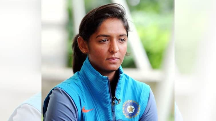 Indian skipper Harmanpreet likely to receive two-match ban following Dhaka outburst Harmanpreet Kaur: আউট হয়ে ভেঙেছিলেন স্ট্যাম্প, ২ ম্যাচ নির্বাসিত হতে পারেন হরমনপ্রীত