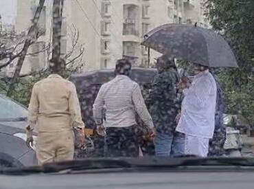 चांदेरे यांच्या कार्यकर्त्यानेही रिक्षाचालकास मारहाण केल्याचं समोर आलं आहे.