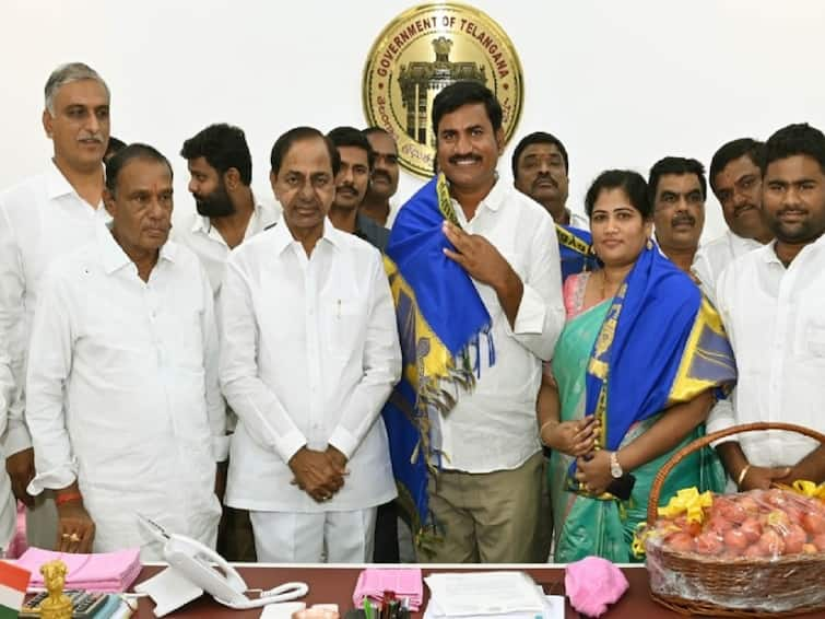 Medak News CM KCR Congratulated Medak Tomato Farmer Couple Medak News: టమాటా రైతును అభినందించిన సీఎం కేసీఆర్ - వాణిజ్య పంటల సాగు లాభసాటిగా ఉంటుందని సూచన