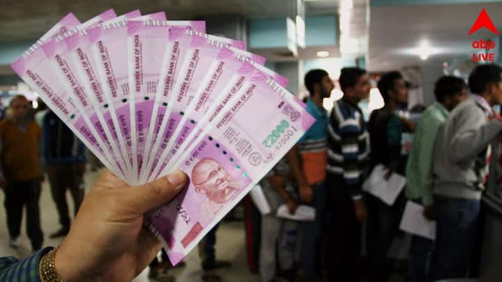RBI যখন ২০০০-এর নোট (১৯ মে, ২০২৩) তুলে নেওয়ার ঘোষণা করে, তখন ৩.৫৬ লাখ কোটি টাকা মূল্যের  নোট বাজারে চালু ছিল।   ছবি - পিটিআই