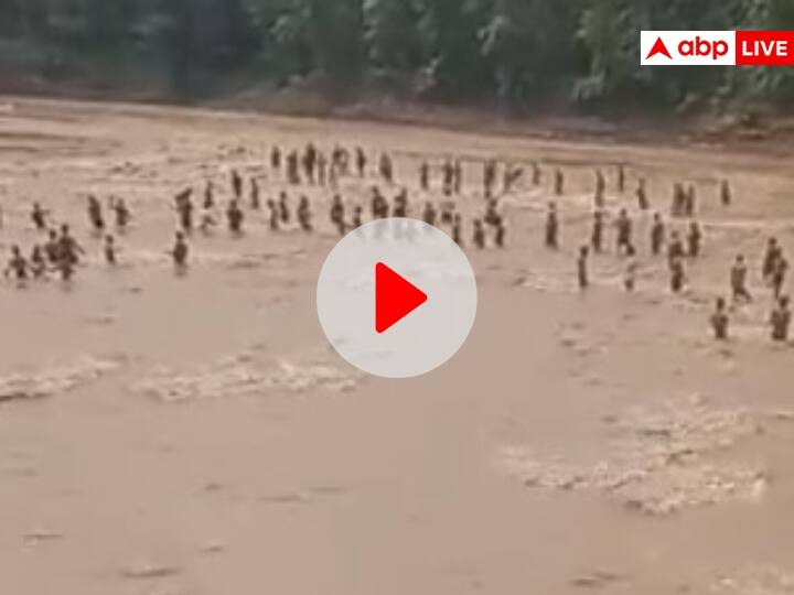 Sehore Ichhawar People went fishing in river with high water level danger mark Video Goes Viral ANN Watch: लापरवाही पड़ सकती थी भारी! उफनती नदी में मछली पकड़ने पहुंचे सैकड़ों लोग, वीडियो वायरल