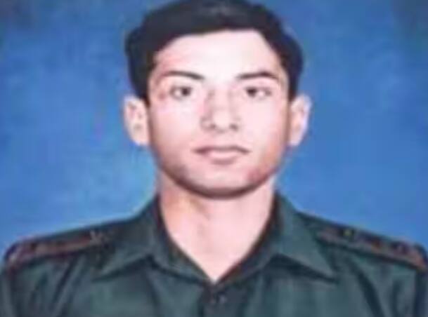 ਲੈਫਟੀਨੈਂਟ ਮਨੋਜ ਕੁਮਾਰ ਪਾਂਡੇ ਜੋ ਕਿ ਕਾਰਗਿਲ ਜੰਗ ਦੇ ਨਾਇਕਾਂ ਵਿੱਚੋਂ ਇੱਕ ਸਨ, ਦਾ ਨਾਂ ਵੀ ਮਾਣ ਨਾਲ ਲਿਆ ਜਾਂਦਾ ਹੈ। ਮਨੋਜ ਕੁਮਾਰ ਪਾਂਡੇ 1/11 ਗੋਰਖਾ ਰਾਈਫਲਜ਼ ਦੇ ਸਿਪਾਹੀ ਸਨ। ਉਨ੍ਹਾਂ ਨੇ ਦੇਸ਼ ਲਈ ਆਪਣੀ ਜਾਨ ਕੁਰਬਾਨ ਕਰ ਦਿੱਤੀ ਸੀ। ਉਨ੍ਹਾਂ ਦੀ ਟੀਮ ਨੂੰ ਦੁਸ਼ਮਣ ਸਿਪਾਹੀਆਂ ਨੂੰ ਬਾਹਰ ਕੱਢਣ ਦਾ ਕੰਮ ਸੌਂਪਿਆ ਗਿਆ ਸੀ। ਉਨ੍ਹਾਂ ਨੇ ਘੁਸਪੈਠੀਆਂ ਨੂੰ ਪਿੱਛੇ ਧੱਕਣ ਲਈ ਕਈ ਹਮਲੇ ਕੀਤੇ।