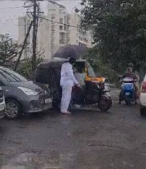 पुण्यात अजितदादा समर्थक बाबुराव चांदेरे यांनी रिक्षाचालकास मारहाण केली आहे.