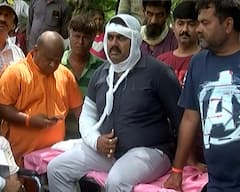 Protest: રાજકોટમાં ખરાબ રોડ રસ્તાને લઈ કોંગ્રેસે કર્યો અનોખો વિરોધ, જુઓ તસવીરો