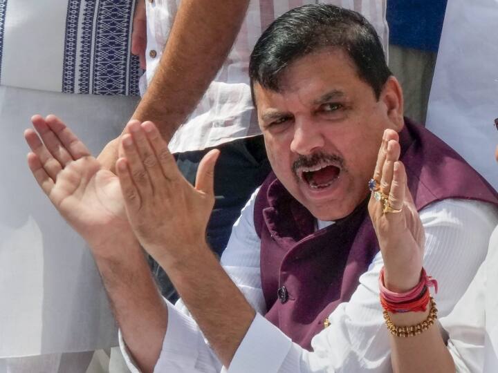 नोटांवरही रिझर्व्ह बँक ऑफ इंडिया असंच लिहिलंय, म्हणजे आता तिसरी नोटबंदी? आप खासदाराचं मोदी सरकारवर टीकास्त्र india or bharat issue AAP Mp sanjay singh said reserve bank on india aiims isro has india in name Know details नोटांवरही रिझर्व्ह बँक ऑफ इंडिया असंच लिहिलंय, म्हणजे आता तिसरी नोटबंदी? आप खासदाराचं मोदी सरकारवर टीकास्त्र