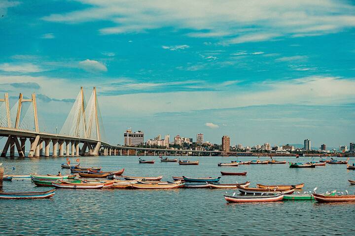 इस ब्रिज को राजीव गांधी सी लिंक के नाम से भी जाना जाता है. इस ब्रिज का वजन 56,000 अफ्रीकन हाथियों के वजन के बराबर है, जिसमें 90,000 टन सीमेंट का इस्तेमाल हुआ था.