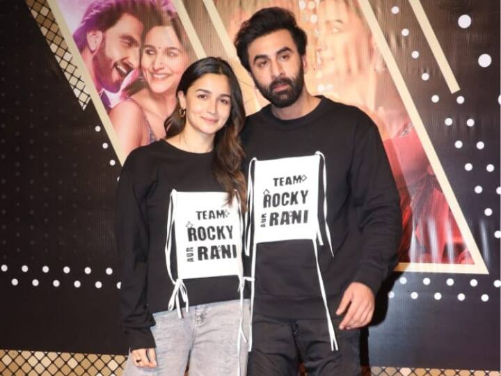 Alia Bhatt और Ranveer Singh की फिल्म ‘रॉकी और रानी की प्रेम कहानी’ 28 जुलाई को रिलीज होने वाली है. वहीं आज मुंबई में इसका प्रीमियर रखा गया. जिसमें एक्ट्रेस अपने पति Ranbir Kapoor के साथ पहुंचीं.