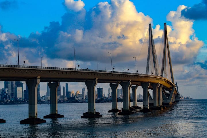 बांद्रा-वर्ली सी लिंक ब्रिज (Bandra Worli Sea Link) भारत का पहला 8 लेन वाला और सबसे लंबा समुद्री ब्रिज है, जिसकी लंबाई 5.6 किलोमीटर है. इस ब्रिज के चालू होने से बांद्रा से वर्ली का सफर एक घंटे से कम हो गया.